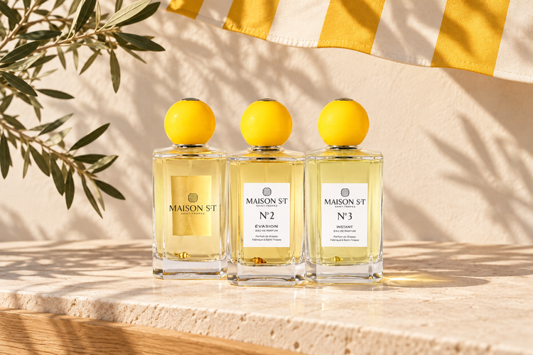 Trois eaux de parfum Terre d’Azur Maison ST dans une lumière méditerranéenne.