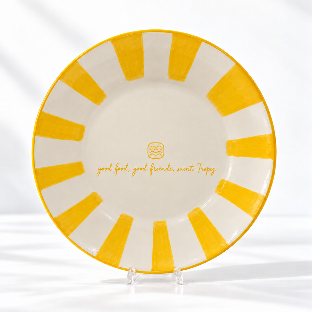 Assiette Maison ST ivoire à rayons jaunes et inscription Saint-Tropez
