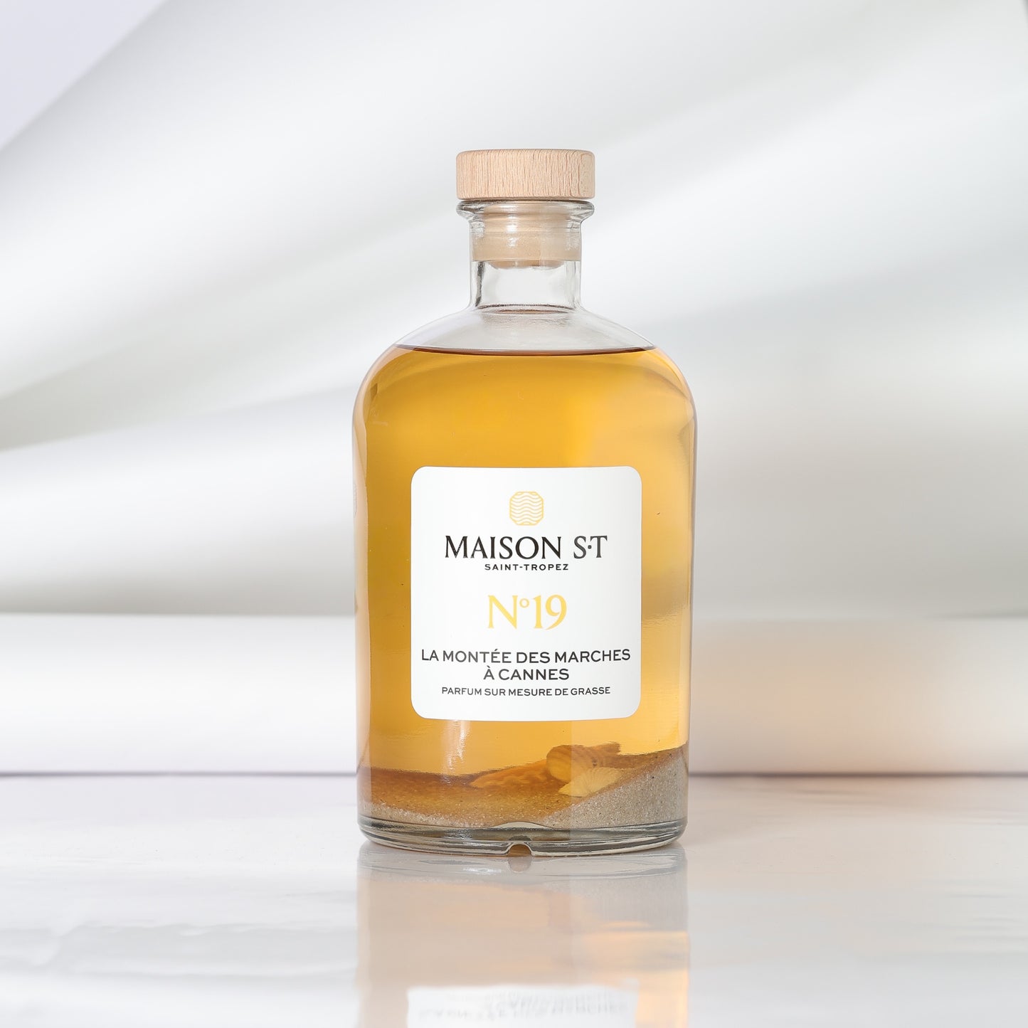 No. 19 A red carpet at Cannes 1L